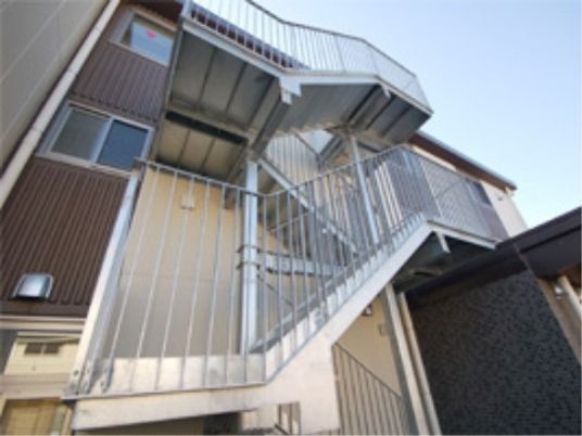外階段のある建物