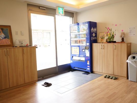 明るいエントランスと自販機