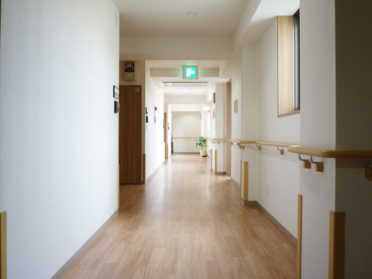 明るく清潔な廊下