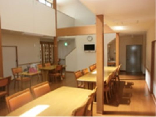 温もりある食堂の空間