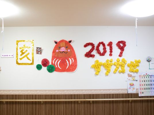 壁飾り付きの廊下