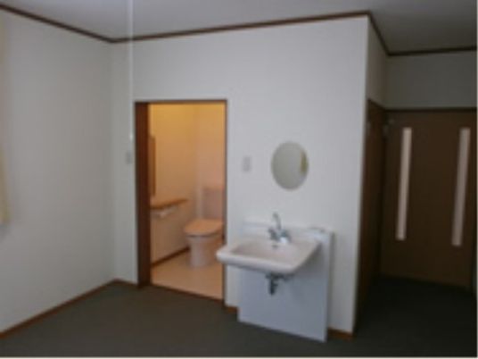 清潔なトイレ付居室