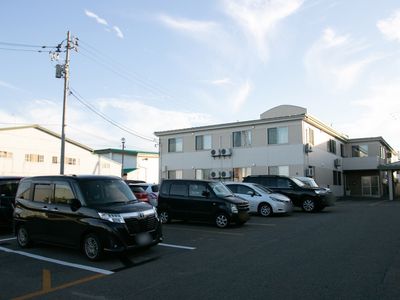 建物と駐車場の風景
