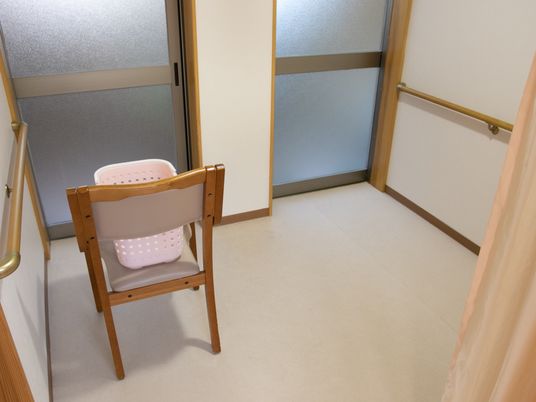 廊下の手すりと椅子