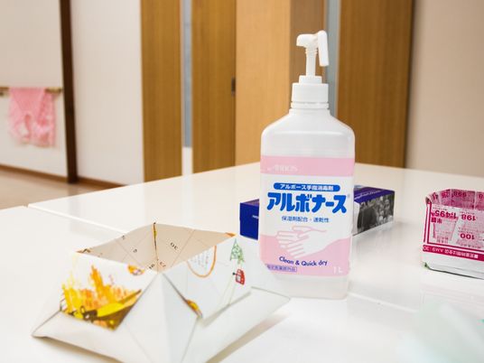 手洗い石鹸と折り紙の机