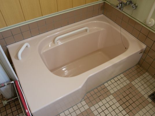 手すり付きの浴槽