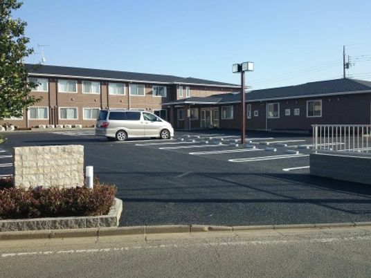 広々とした駐車場と施設