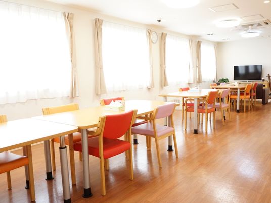 日当たりの良い食堂空間