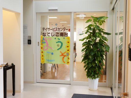 エントランスの明るい景観