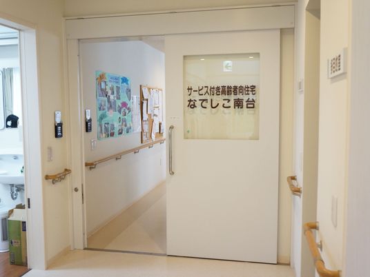 明るい廊下の片引き戸