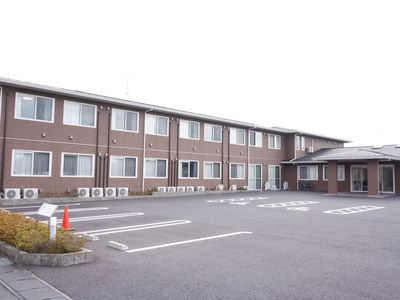 広々とした駐車場の外観