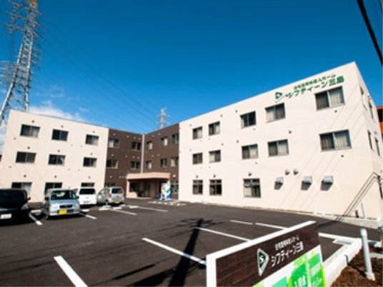 明るい外観の建物