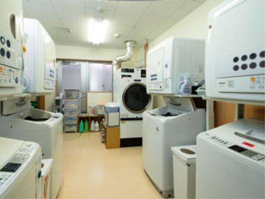 洗濯機が並ぶ洗濯室