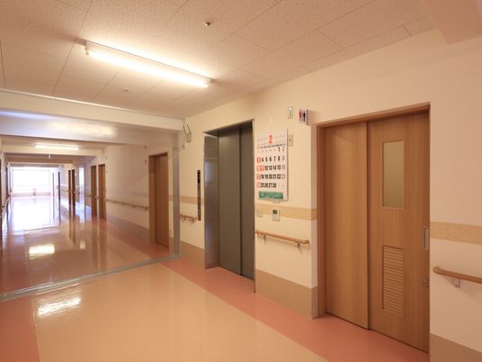 明るい廊下の風景