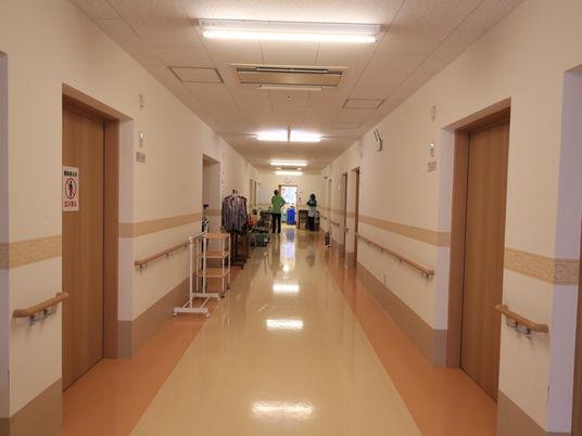 明るく広い施設の廊下