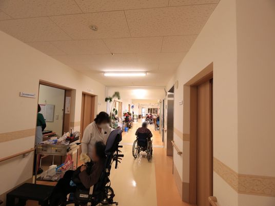 廊下を行く利用者と職員