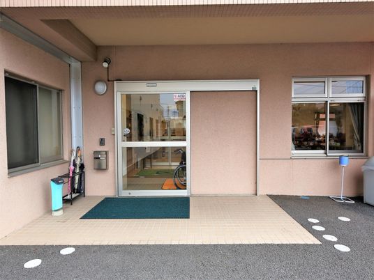 明るいエントランスの光景