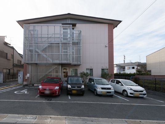 建物外観と駐車場
