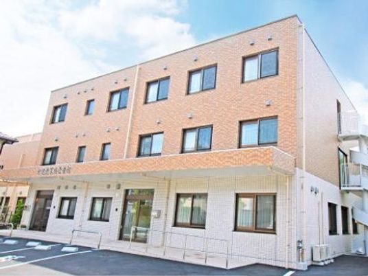 明るい外観の建物