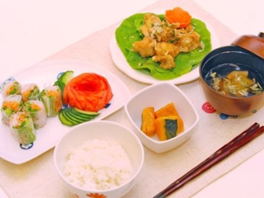 色とりどりの食事セット
