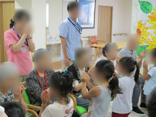 活動する人々と室内