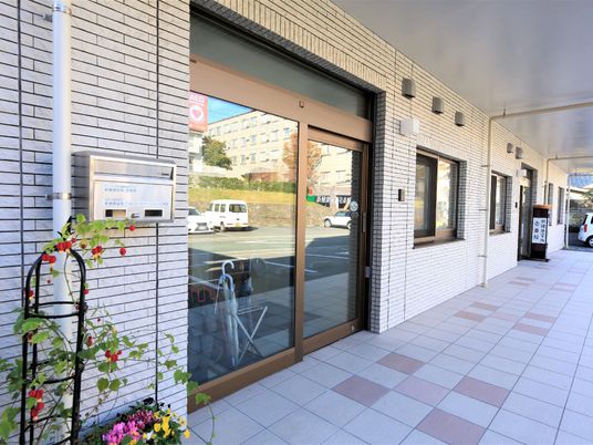 白壁のエントランス風景