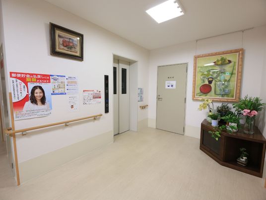 明るく清潔な廊下