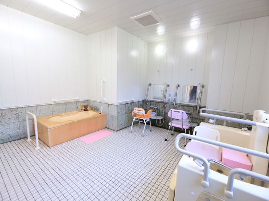 バリアフリー設計の浴室