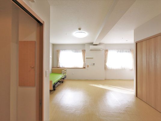 明るい個室の居室