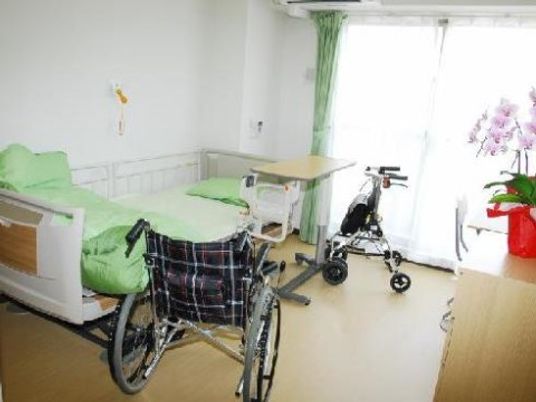 明るい個室の居室