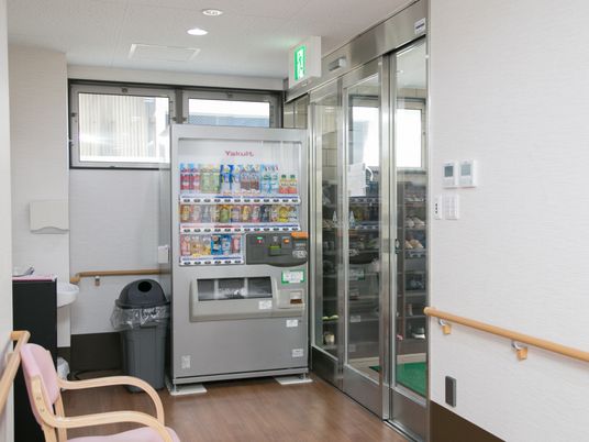 自動販売機と出入口