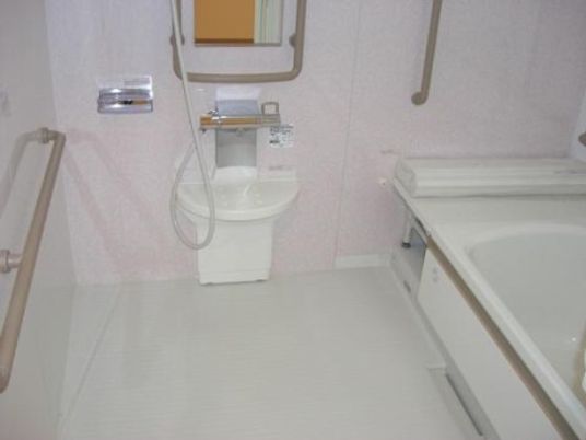 バリアフリー設計の浴室
