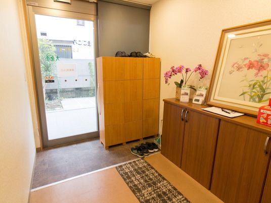 玄関と靴箱のあるエントランス