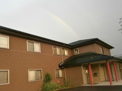 虹がかかる施設外観