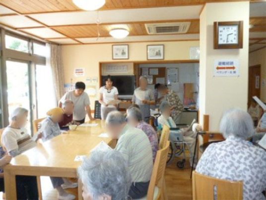 和やかな食堂風景