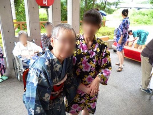 浴衣姿の利用者と職員