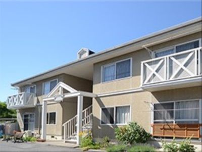 暖かみのある建物の外観