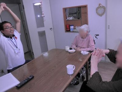 活動する人々とダイニングテーブル