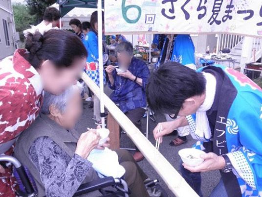 屋外での手作り料理の様子
