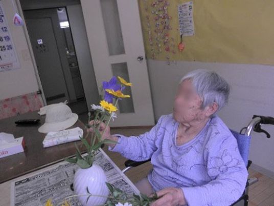 高齢者が花と触れ合う様子