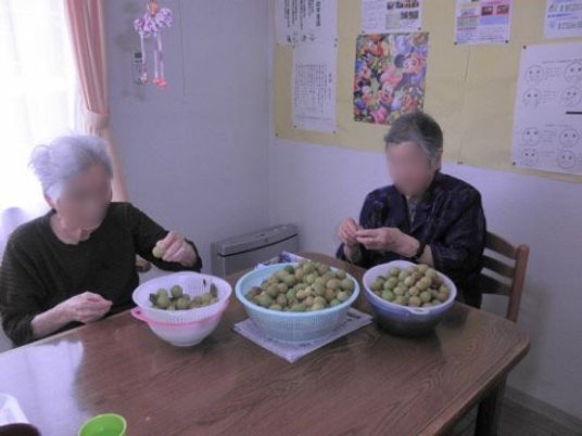 椅子に座る人々と果物