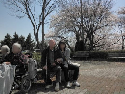 桜と共に憩う人々