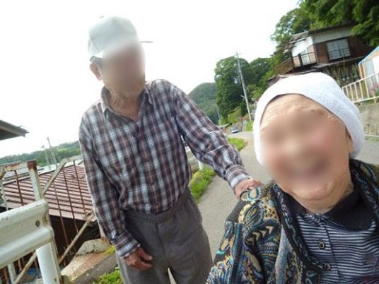 和やかな高齢カップル