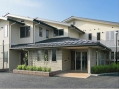 明るい外観の建物