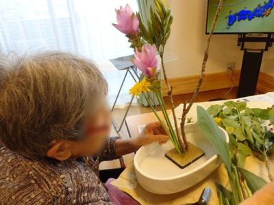 花を生ける高齢者の手元