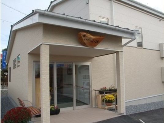 エントランスの明るい建物