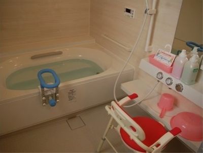 バリアフリー設計の浴室