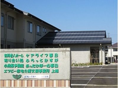 施設の外観と駐車場