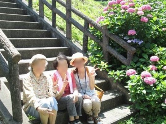 三人が階段で休憩