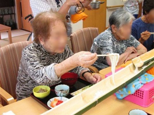 利用者が食事をする様子